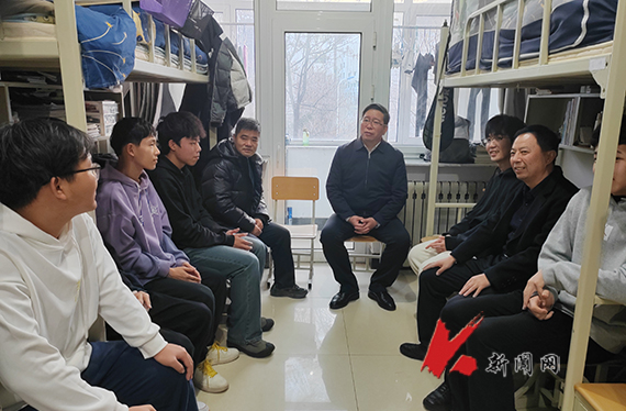 开云「中国」官方网站 | KAIYUN校长胡军深入对接寝室走访慰问